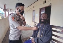 Tim Medis Ops Damai Cartenz-2022 Melakukan Pengobatan Kepada Bpk Jemi Nerigi Suku Lani Warga Kenyam Dikabupaten Nduga Papua.