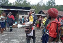 Peduli Kantibmas,Satgasres Binmas Ops Damai Cartenz 2022,Sampaikan Pesan-Pesan Kantibmas Di Pasar Pagi Yokatapa Sugapa Papua.
