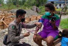 Satgasres Damai Cartenz 2022,Memberikan Pengobatan Secara Gratis Kepada Masyarakat Yahukimo Papua.