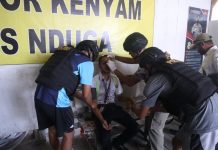 Tim Medis Satgas Ops Damai Cartenz Tindakan Penanganan Vulnus Exsoriatum Bantu Pilot Pesawat Caravan.