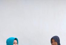 Pemdes Kuo Menyerahkan Bibit Pada Masyarakat.