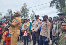 Tingkatkan Program Koteka,Satgasres Binmas Noken Ops Damai Cartenz Intan Jaya Beri Himbauan Kantibmas Dipasar Yokatapa.