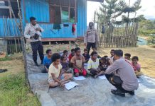 Ajarkan Dunia Pendidikan Kepada Anak- Anak Putus Sekolah Dipegunungan Bintang