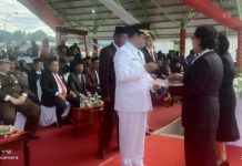 Ramlan Badawi Beri Penghargaan Kepada Sejumlah ASN Pada Upacara HUT Ke-77 RI