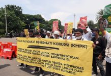 Massa Aksi Yang Mengatasnamakan Koalisi Masyarakat Pemerhati Korupsi tuntut Suharso Monoarfa Mundur Dari Jabatannya.