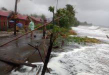 Terjadi Abrasi Pantai Didesa Ahu Tapalang Barat Akibatnya Beberapa Rumah Roboh Akibat Ombak.