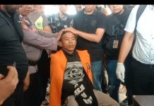 Dengan Tangan Di Borgol Pelaku Pembunuhan Gadis SMA Asal Mamasa Tiba Dipolres Mamuju.