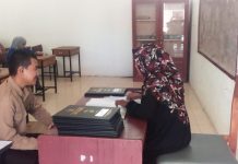 Menerima Buku Rapor Siswa/Siswi SMKN Papalang Didampingi Orang Tua.