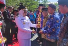 Bupati Mamuju Menyerahkan Hadiah Kepada Para Pemenang Lomba Kebersihan Lingkungan Tingkat Kabupaten.