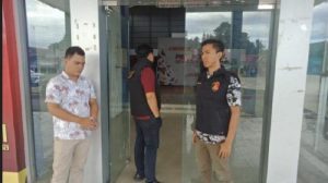 Sejumlah Petugas Ditkrimsus Polda Geladah Bebera Ruangan Paska OTT Kadis( Doc ).