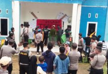 Ratusan Warga Segel Kantor Desa Tanam Buah Kec.Sampaga