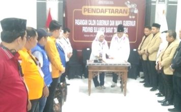 Ratusan Masa Antar PHS- ENNY Daftarkan Diri Di Kpu Sulbar.