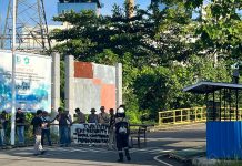 Eks Karyawan Pltu Belang Belang Mamuju Orasi Didepan Kantor PLTU.