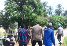 Masyarakat Sampaga Menutup Jalan Umum Imbas Adanya Perusahaan Tambang.