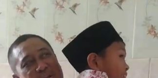 Polisi Sahabat Anak,Siswa SDN Tanjung Duren Peluk Aiptu Iwaya Diacara Polisi Sahabat Anak.