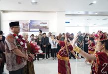 Kedatangan,Irjen Pol.Adi Deriyan Jayamarta,Kapolda Sulbar DiSambut Tarian Adat DiBandara T.Padang.