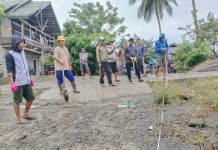 Gotong Royong Bersihkan Selokan, Pemerintah Desa Salubarana Bersama Warga Dusun Kampung Baru.