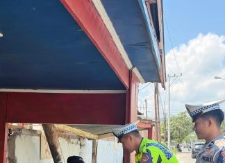 Dirlantas Polda Sulbar Tebar Kebaikan,Bagikan Makanan DiJalan Raya.