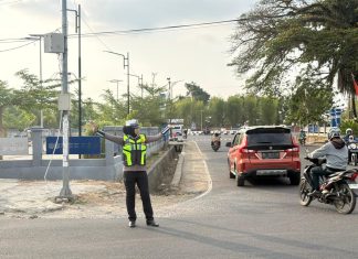 Jaga Keselamatan Berlalulintas, Polantas Sulbar Terus Hadir Saat Padatnya Arus Pulang Kerja.