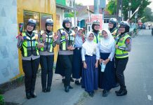 Polwan Ditlantas Polda Sulbar Peringati HUT Ke-78 Tampil Manis Melakukan Aksi Cinta Keselamatan Dijalan Raya.