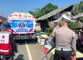 Krisis Air Disaluleang Polantas Polda Sulbar Salurkan 10 Ribu liter Air Bersih Sebagai Makna Pengabdian HUT Lantas Ke-71