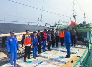 Kapolda Sulbar Salurkan 30 Ton Air Bersih Untuk Pulau Ambon Dan Papotongan