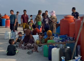 Dahaga Panjang Terjawab,Tangis Haru Niar Dan Warga Pulau Ambon Terima Bantuan Air Bersih Dari Kapolda Sulbar