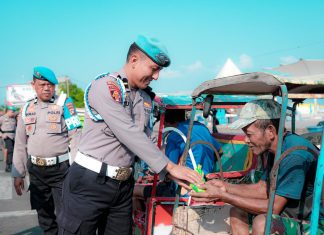 Refleksi 24 Tahun Pengabdian, Bidang Propam Polda Sulbar Gelar’ Bakti Sosial Sasar Tukang Becak