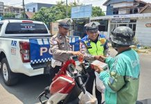 Polantas Polda Sulbar Berbagi,Hapus Lelah Pejuang Jalanan Mamuju