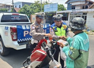 Polantas Polda Sulbar Berbagi,Hapus Lelah Pejuang Jalanan Mamuju