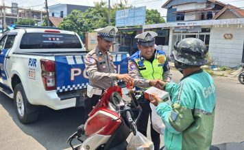 Polantas Polda Sulbar Berbagi,Hapus Lelah Pejuang Jalanan Mamuju