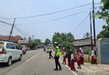 Polantas Polda Sulbar Hadir Jaga Langkah Pulang Para Pelajar