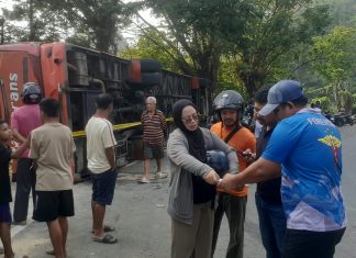 Bus Makassar- Palu Terbalik Di Mamuju,Tim Biddokkes Polda Sulbar Respon Cepat Evakuasi 26 Korban.