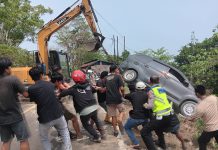 Gerak Cepat Polantas Polda Sulbar Hadir Bersama Masyarakat Evakuasi Mobil Avanza Masuk Lereng DiDesa Tadui Mamuju