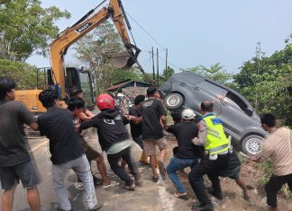 Gerak Cepat Polantas Polda Sulbar Hadir Bersama Masyarakat Evakuasi Mobil Avanza Masuk Lereng DiDesa Tadui Mamuju