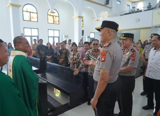 Titip Doa,Dengarkan Harapan : Kehangatan Minggu Kasih Kapolda Sulbar Di Gereja Santa Maria