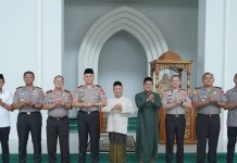 Sholat Dzuhur Di Masjid Raya Suada,Kapolda Sulbar Silaturahmi Dengan Imam Dan Titip Doa Untuk Tugas.