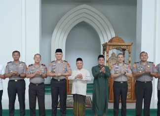 Sholat Dzuhur Di Masjid Raya Suada,Kapolda Sulbar Silaturahmi Dengan Imam Dan Titip Doa Untuk Tugas.