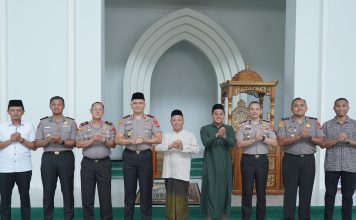Sholat Dzuhur Di Masjid Raya Suada,Kapolda Sulbar Silaturahmi Dengan Imam Dan Titip Doa Untuk Tugas.