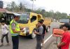 Polantas Sulbar,Samsat Dan Jasa Raharja Edukasi Kepatuhan Pajak Kendaraan, Taat Pajak Dapat Coklat Dari Petugas