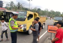 Polantas Sulbar,Samsat Dan Jasa Raharja Edukasi Kepatuhan Pajak Kendaraan, Taat Pajak Dapat Coklat Dari Petugas