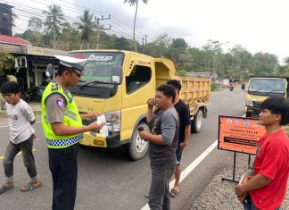 Polantas Sulbar,Samsat Dan Jasa Raharja Edukasi Kepatuhan Pajak Kendaraan, Taat Pajak Dapat Coklat Dari Petugas