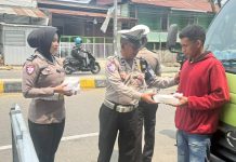 Sempat Kaget Dikira Razia,Sopir Lintas Daerah Penuh Senyuman Dapat Paket Makan Gratis Dari Polantas Sulbar