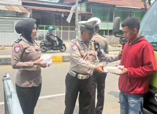 Sempat Kaget Dikira Razia,Sopir Lintas Daerah Penuh Senyuman Dapat Paket Makan Gratis Dari Polantas Sulbar