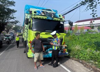 Polda Sulbar Gelar Ramcek Truk Dijalur Poros Mamuju- Topoyo, Sopir Diberi Edukasi Hingga Teguran Lisan Demin Keselamatan